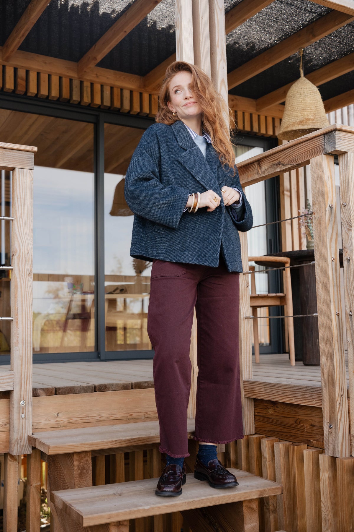 Caban court marine, pull bleu ciel, chemise rayée marine, pantalon, 7/8eme bordeaux, paire de mocassin 
