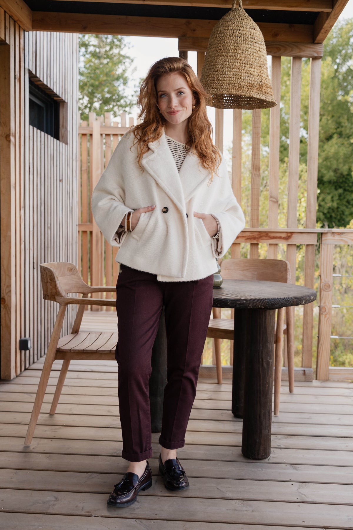 Caban cout écru, top col bateau dos avec un chinos 7/8ème bordeaux et paire de mocassin