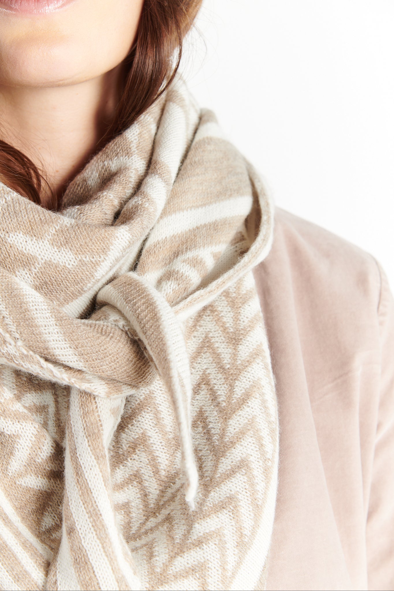 ÉCHARPE TRIANGLE DARCY IMPRIMÉ GÉOMETRIQUE BEIGE