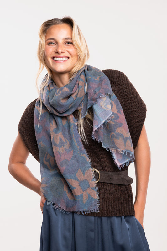 Foulard fleuri bleu marine avec un pull ample col V marron et ceinture en daim marron 