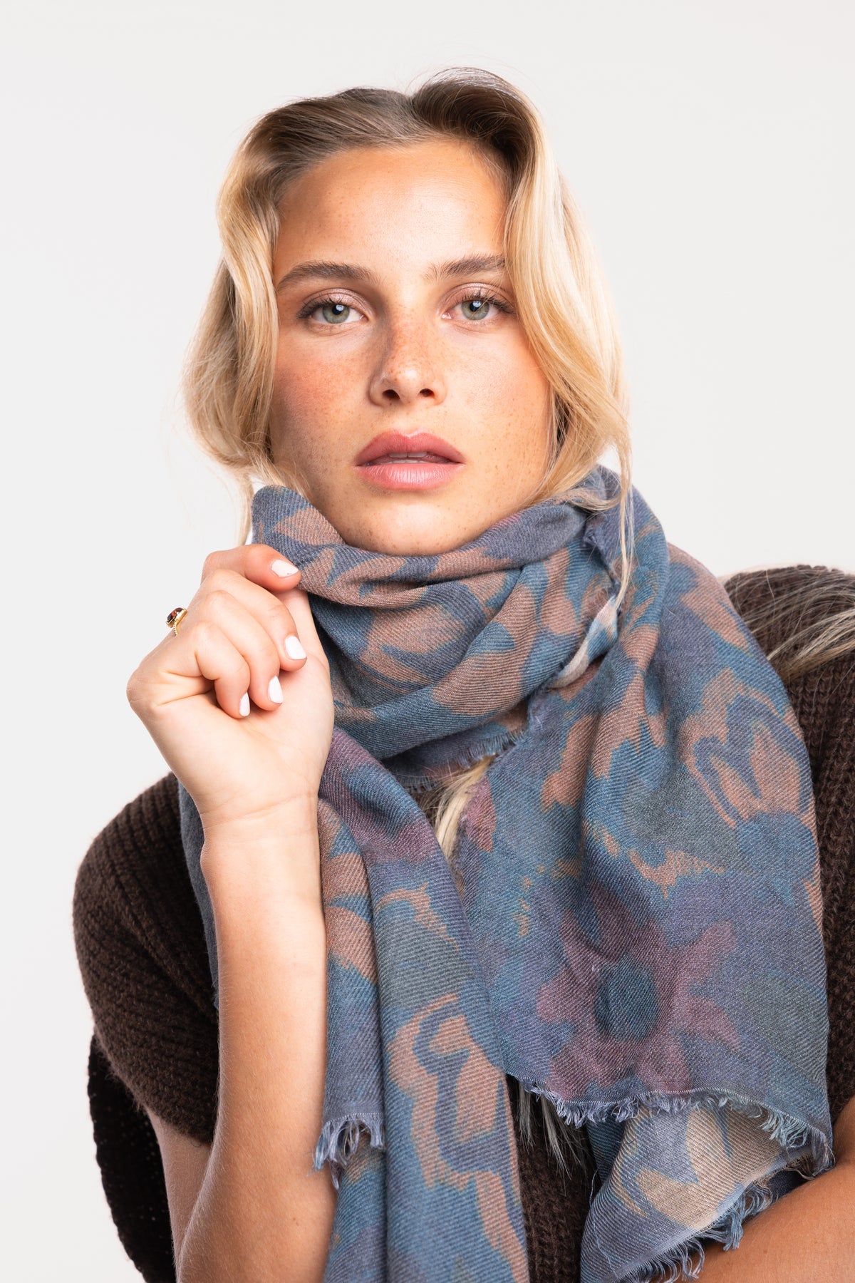 Foulard fleuri bleu marine 