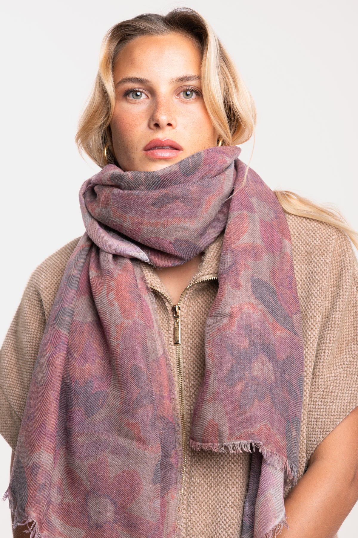 Veste zippée oversize écru avec un foulard fleuri prune 