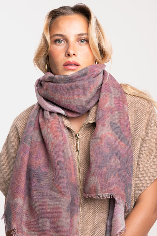 Veste zippée oversize écru avec un foulard fleuri prune 
