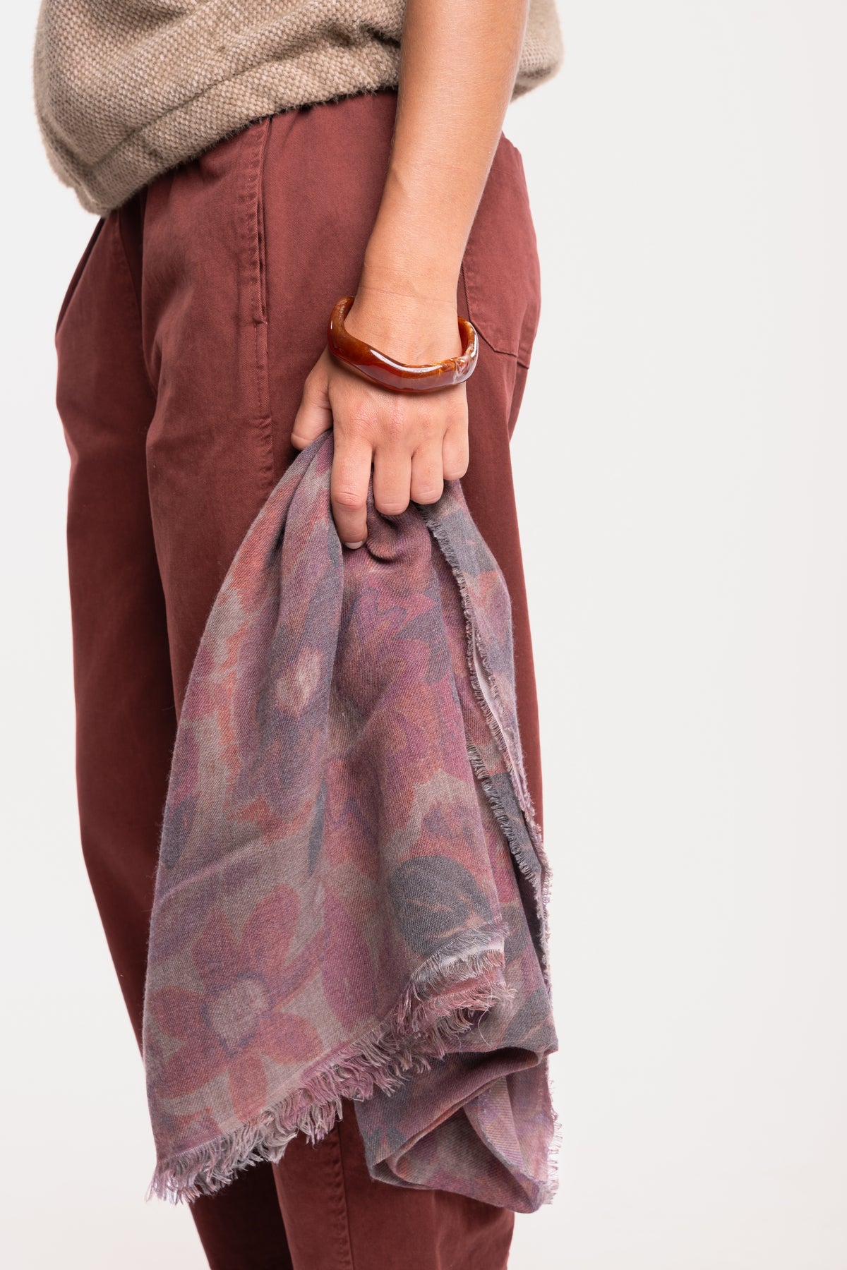 Veste zippée oversize écru avec un pantalon barrel acajou et un foulard fleuri prune 