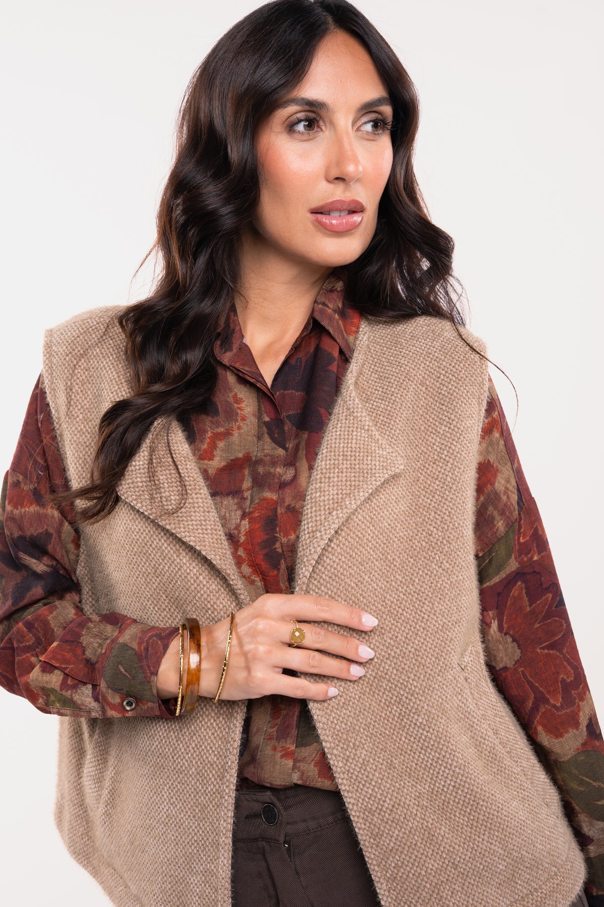 Gilet sans manches camel avec chemise imprimée fleuris prune