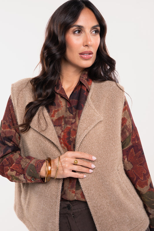 Gilet sans manches camel avec chemise imprimée fleuris prune