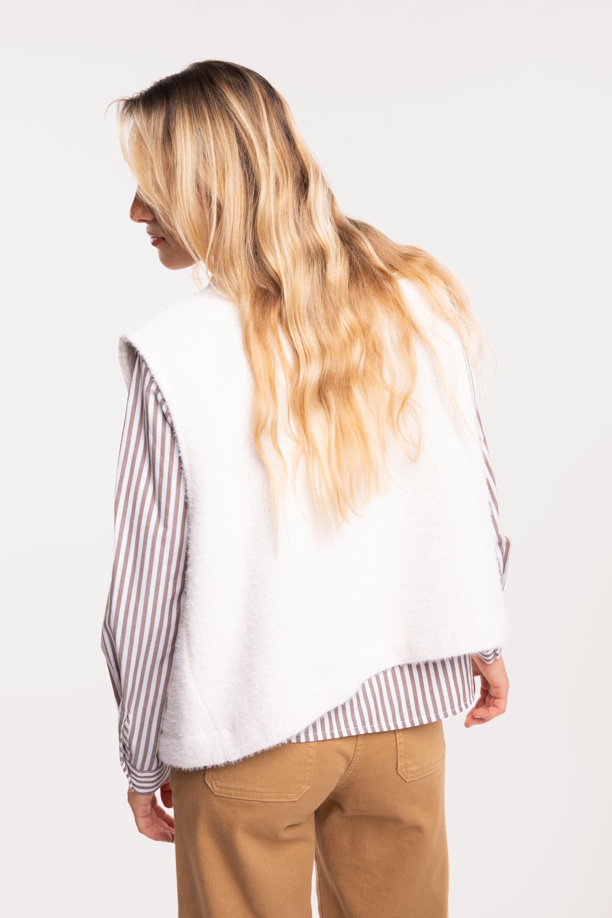 Gilet sans manches écru avec chemise à rayures marron et pantalon 7/8ème camel de dos