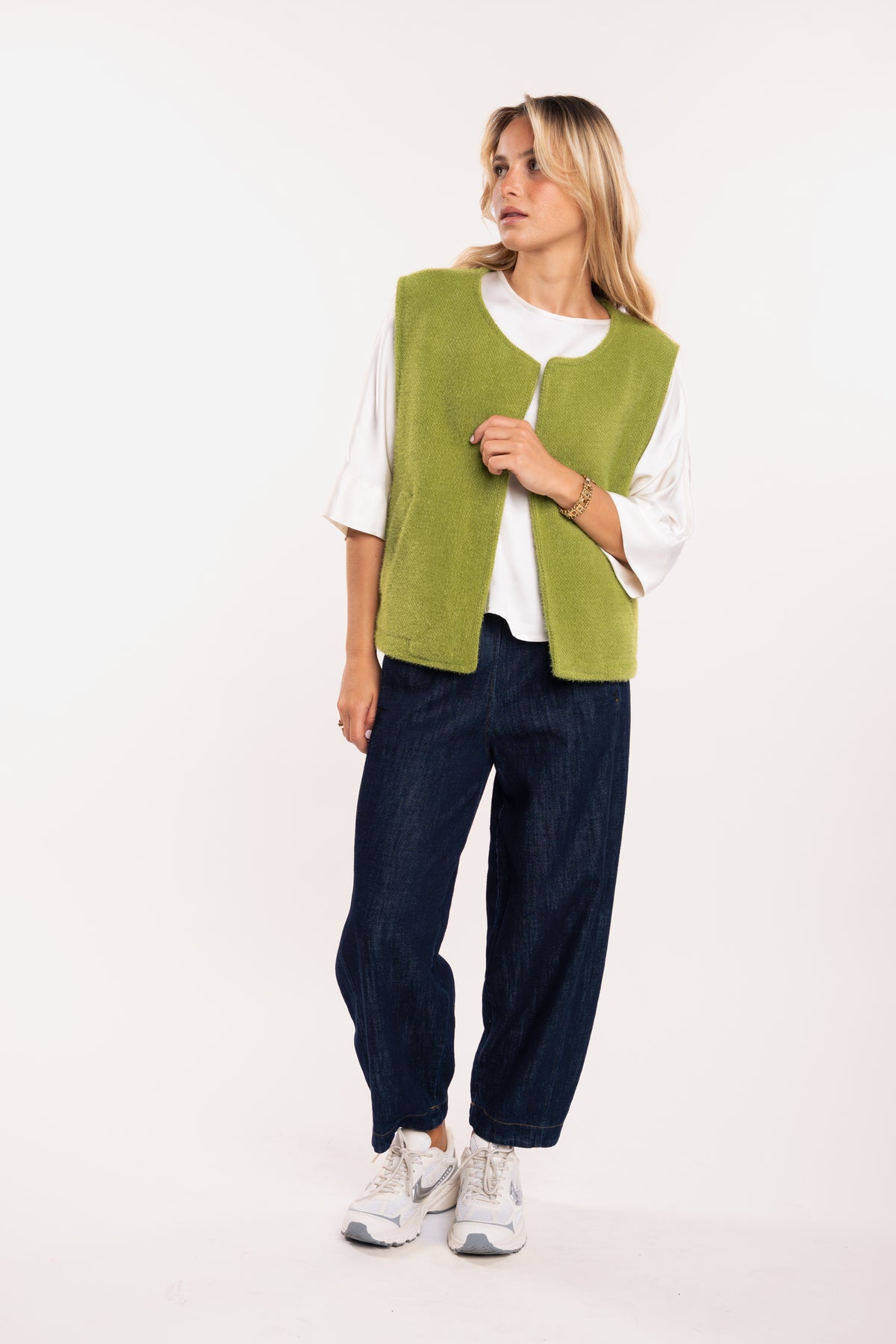 Top satiné blanc avec gilet femme sans manches vert olive et jean barrel brut 