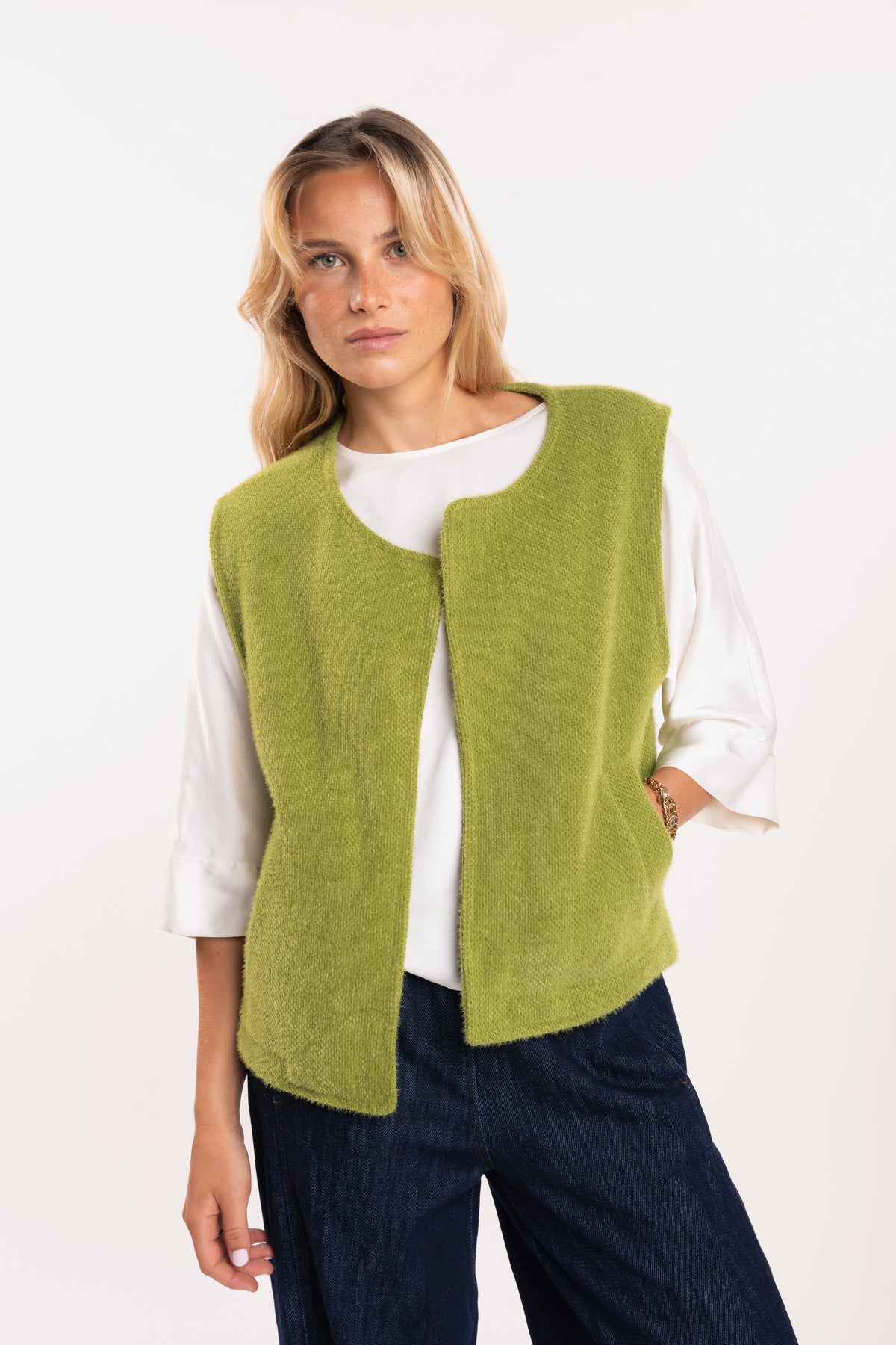 Top satiné blanc avec gilet femme sans manches vert olive 