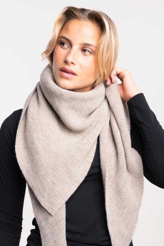 Echarpe beige avec T-shirt col V noir 