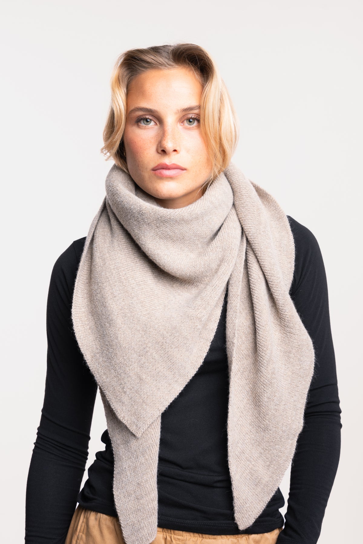 Echarpe beige avec T-shirt col V noir 