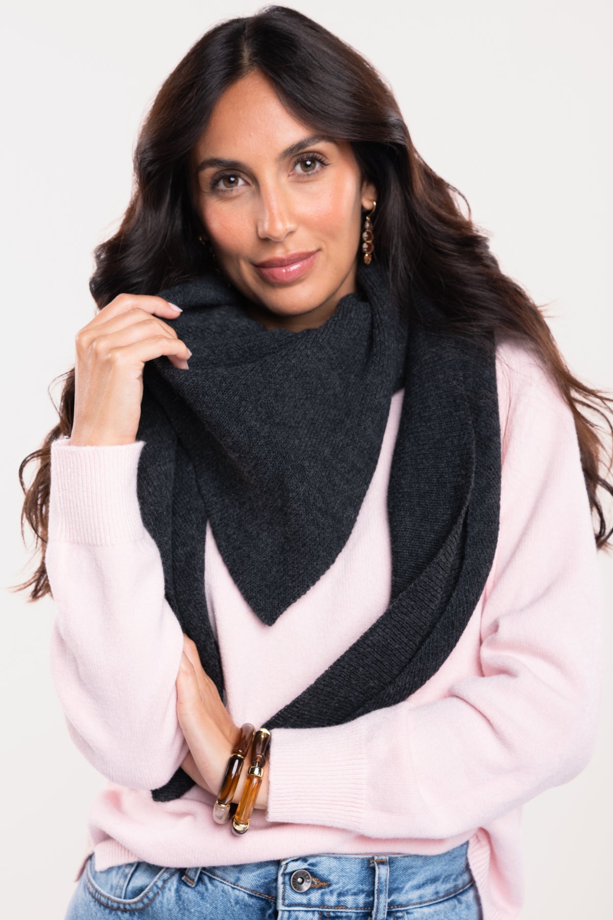 Echarpe grise avec un pull ample col V rose 