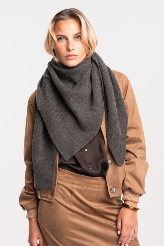 Echarpe marron avec une veste suédine camel, une chemise satinée marron et une jupe courte en suédine camel 