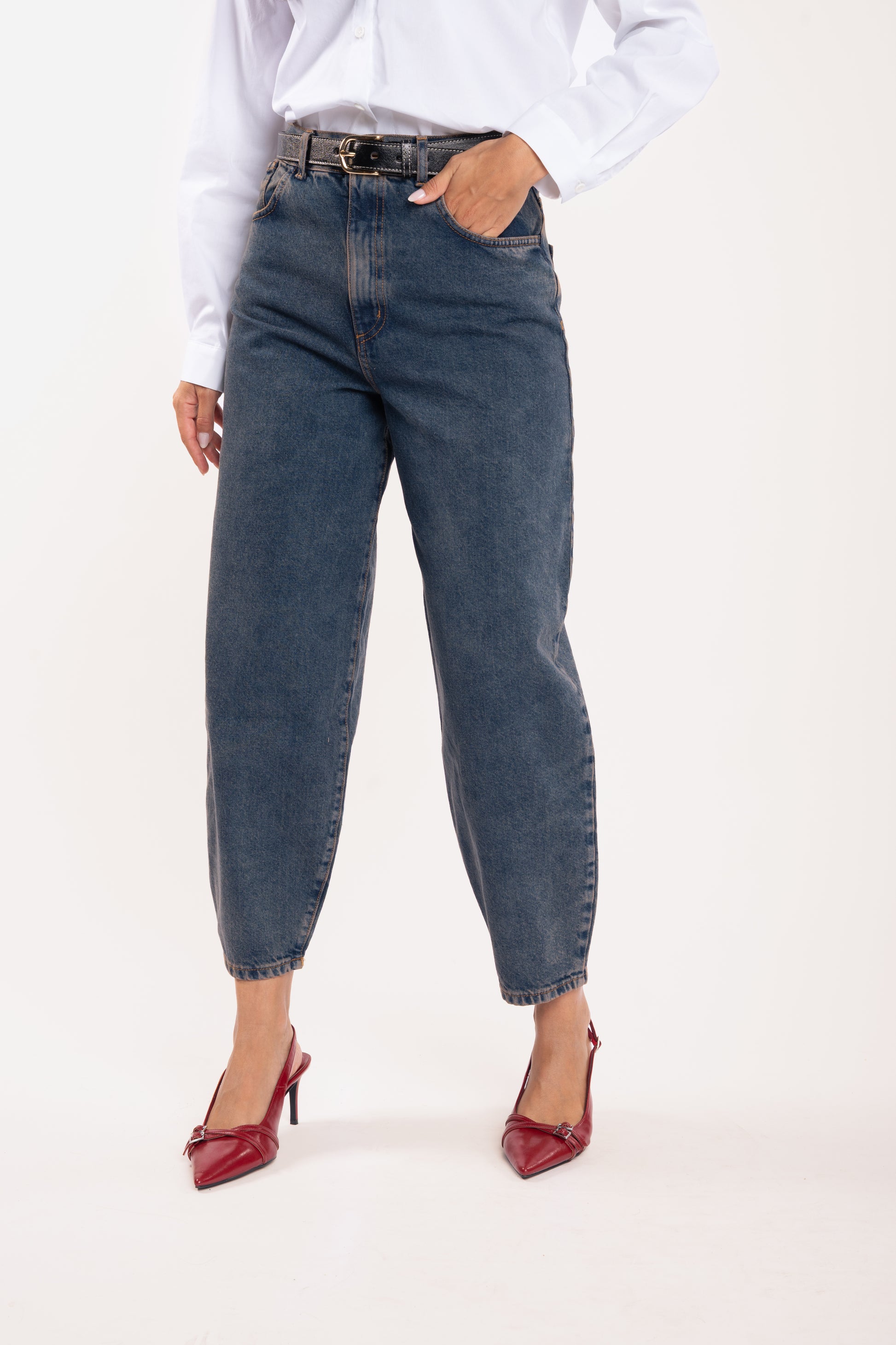 Ceinture en cuir noire et jean maxi barrel 7/8ème délavé 