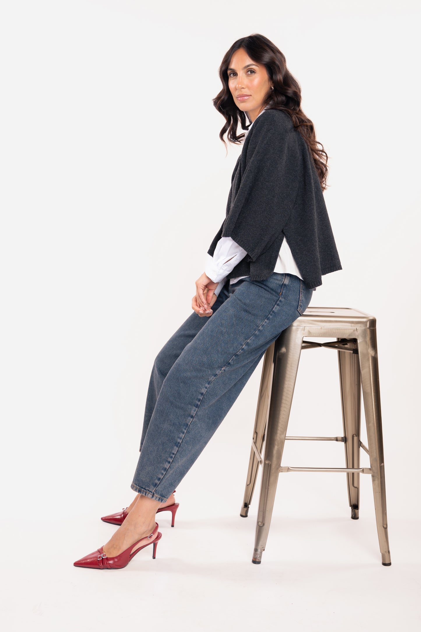 Pull oversize gris avec chemise blanche femme chic et jean maxi barrel 7/8ème délavé 