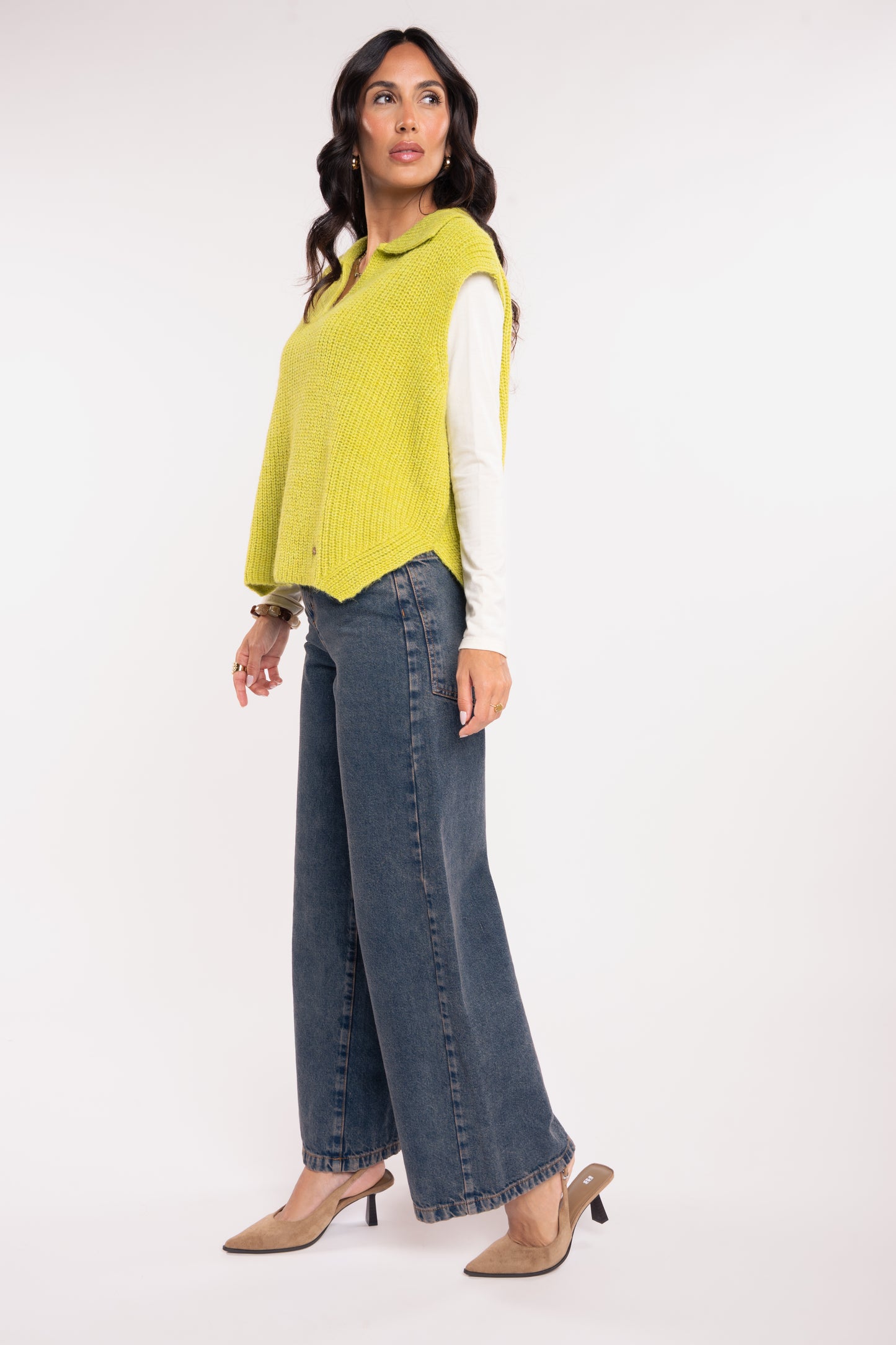 Pull col polo vert olive, t-shirt col v écru et jean long maxi évasé 