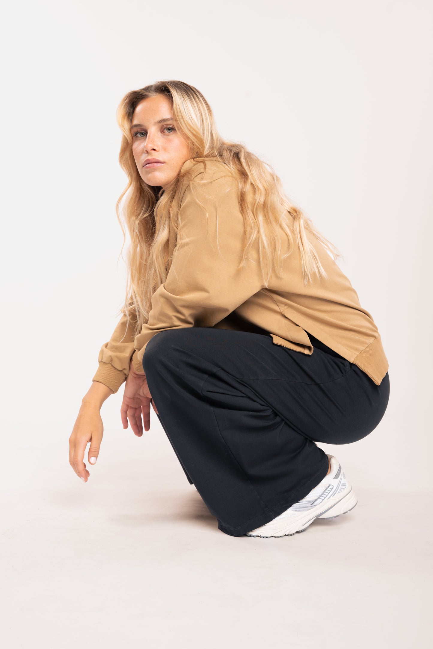 Sweat oversize camel et jogging évasé noir