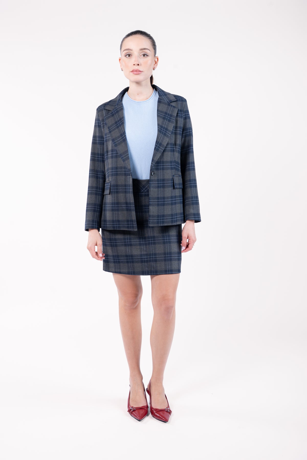 Ensemble à carreaux gris marine blaser ample et jupe courte avec pull court col rond manches courtes, escarpin rouge