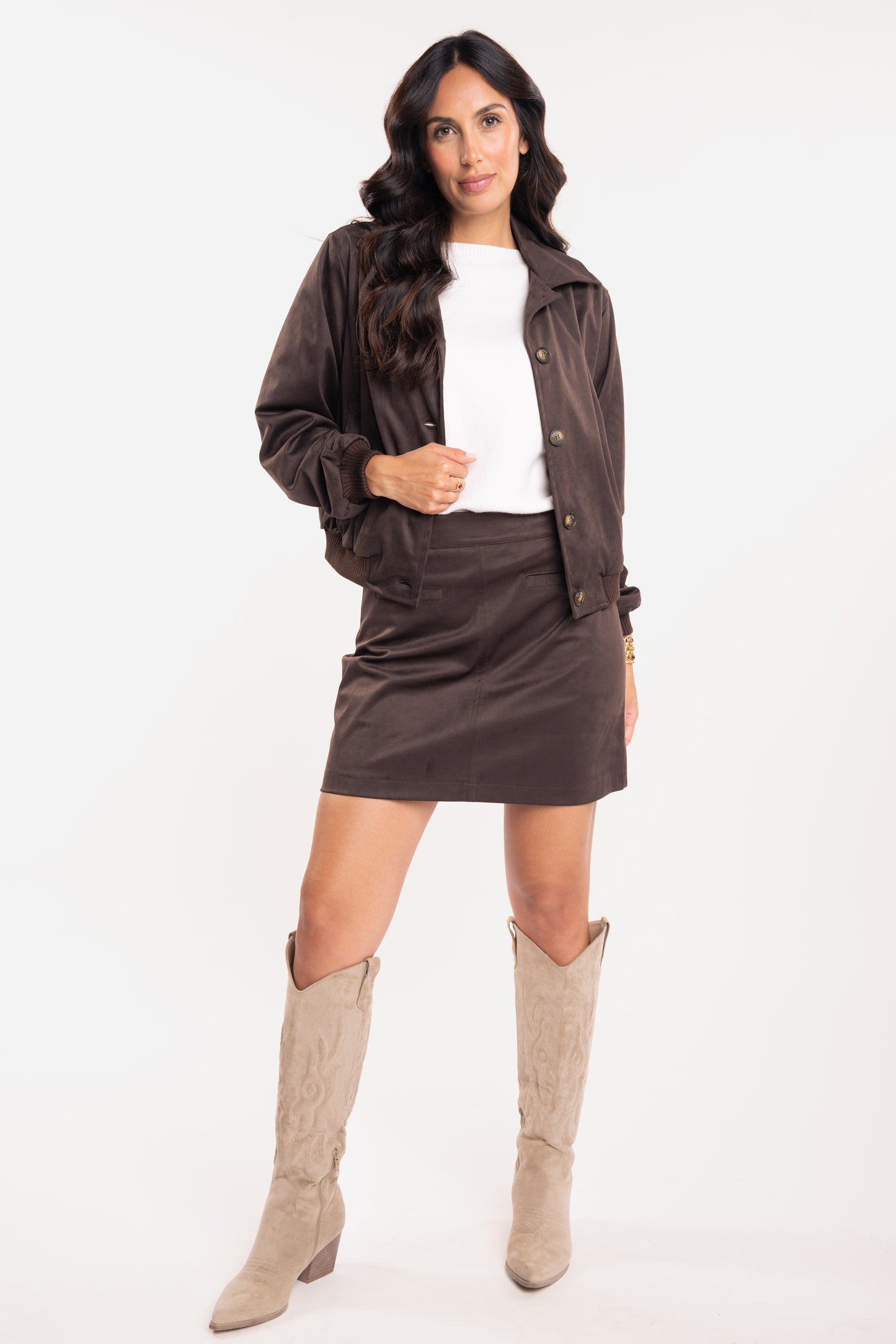 Veste boutonnée marron, pull ample écru et jupe en suédine marron 