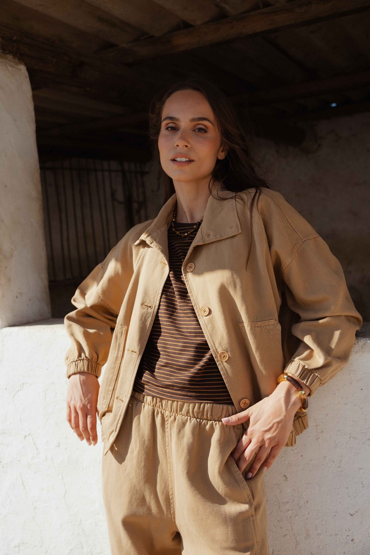Veste ample camel avec top col bateau rayé marron et pantalon barrel camel