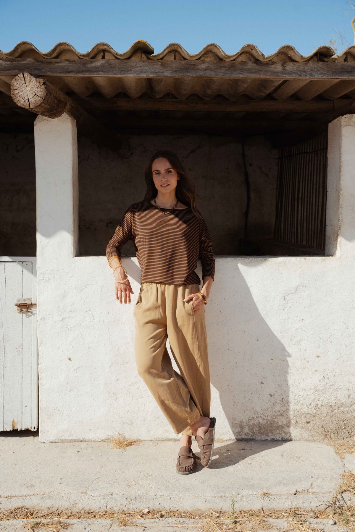 Top col bateau rayé marron et pantalon barrel camel 