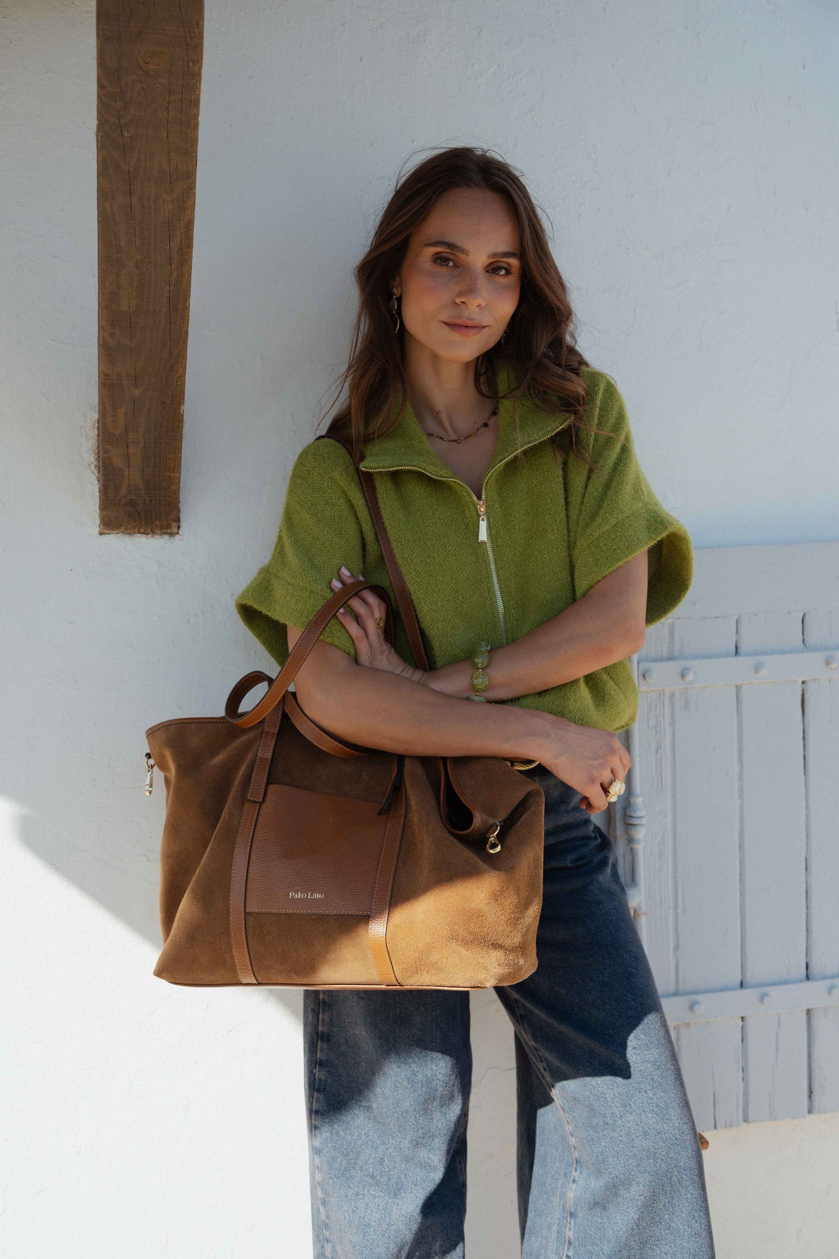 Veste zipée oversize vert olive, jean évasé délavé et sac cabas en cuir camel 
