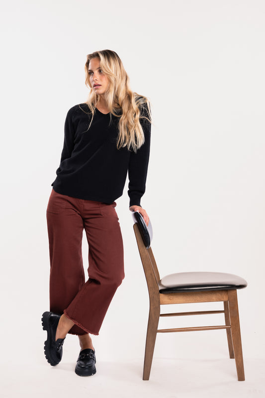 Pull ample col V noir avec pantalon 7/8ème acajou et paire de mocassins 