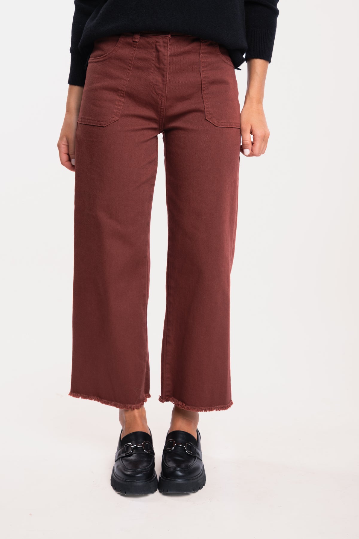 Pull ample col V noir avec pantalon 7/8ème acajou et paire de mocassins 