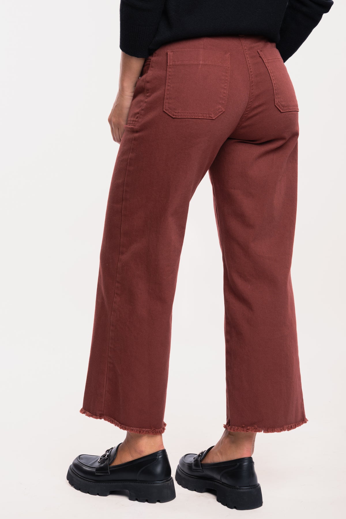 Pull ample col V noir avec pantalon 7/8ème acajou et paire de mocassins de dos