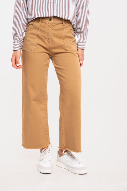 Chemise à rayure marron, un pantalon 7/8ème camel et une paire de talons beiges 