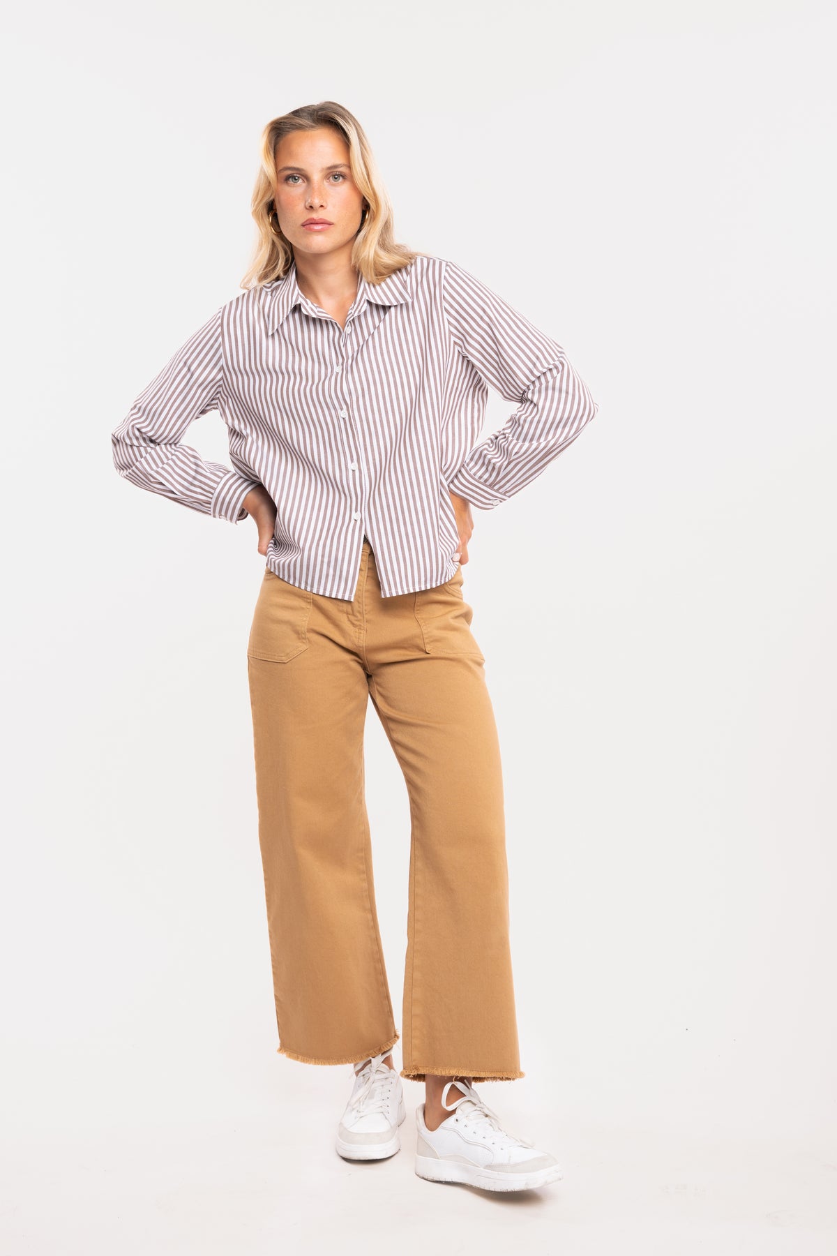 Chemise à rayure marron, un pantalon 7/8ème camel et une paire de talons beiges 