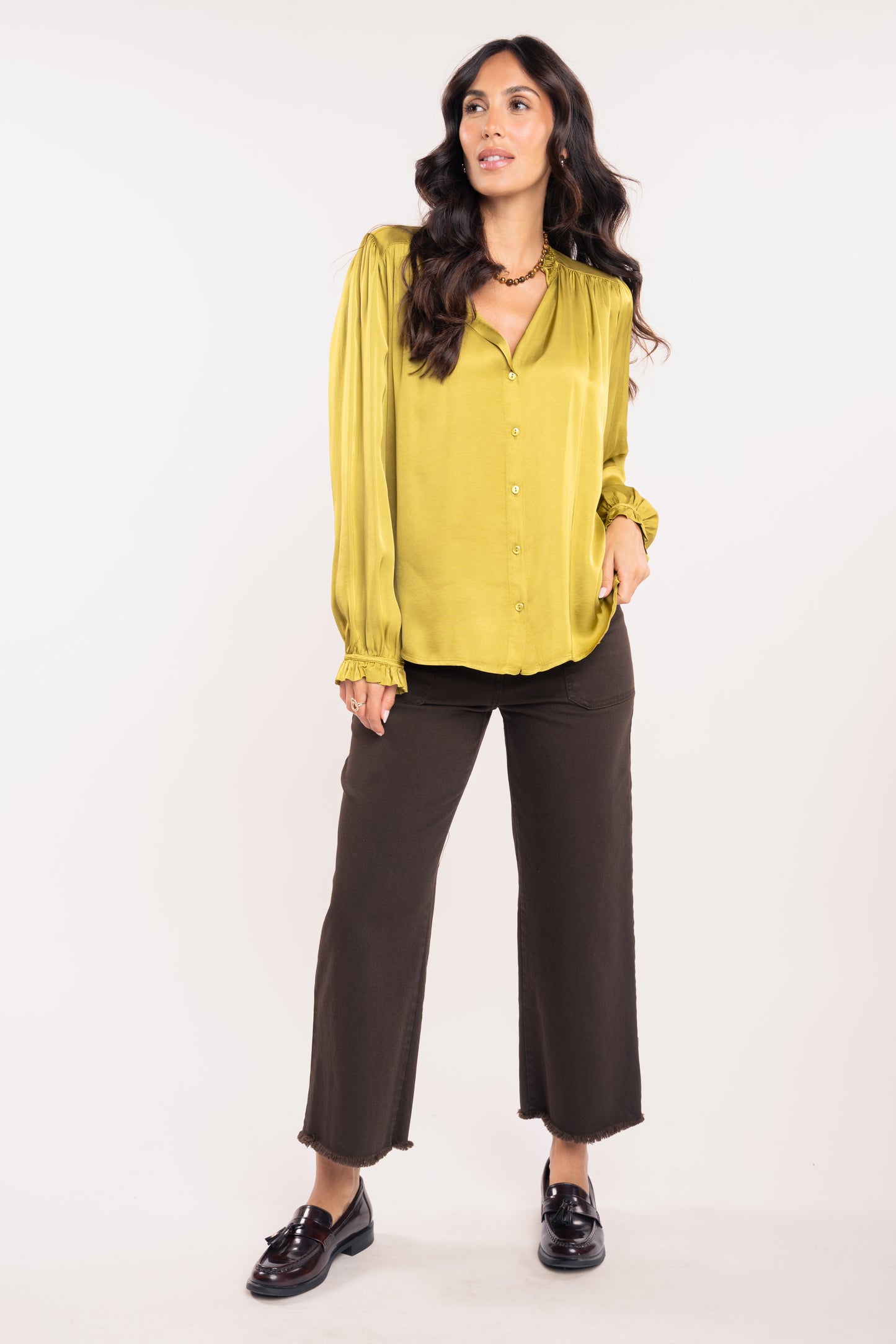 Chemise satinée vert olive et pantalon 7/8ème femme marron 