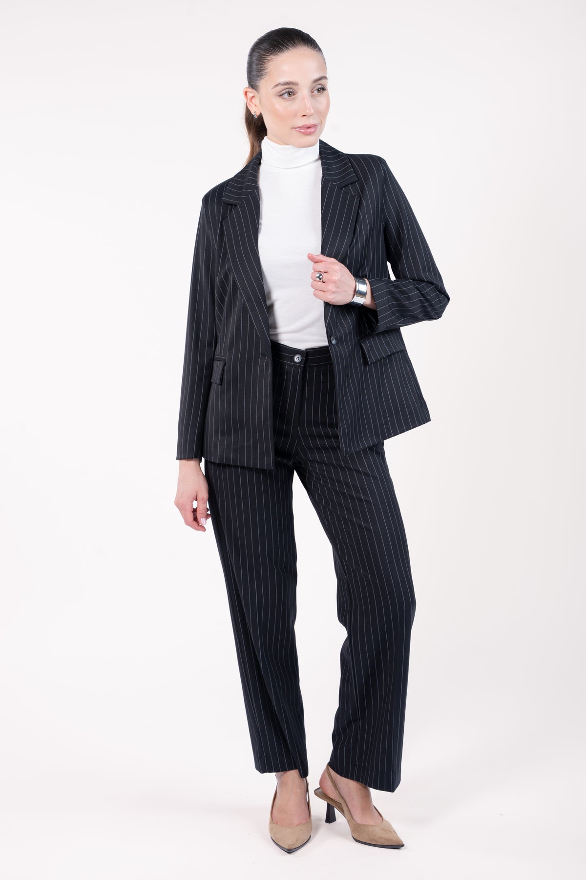 Blaser ample noir avec t-shirt craie et pantalon évasé long élastiqué dos noir avec escarpin 
