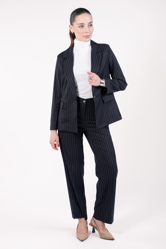 Blaser ample noir avec t-shirt craie et pantalon évasé long élastiqué dos noir avec escarpin 