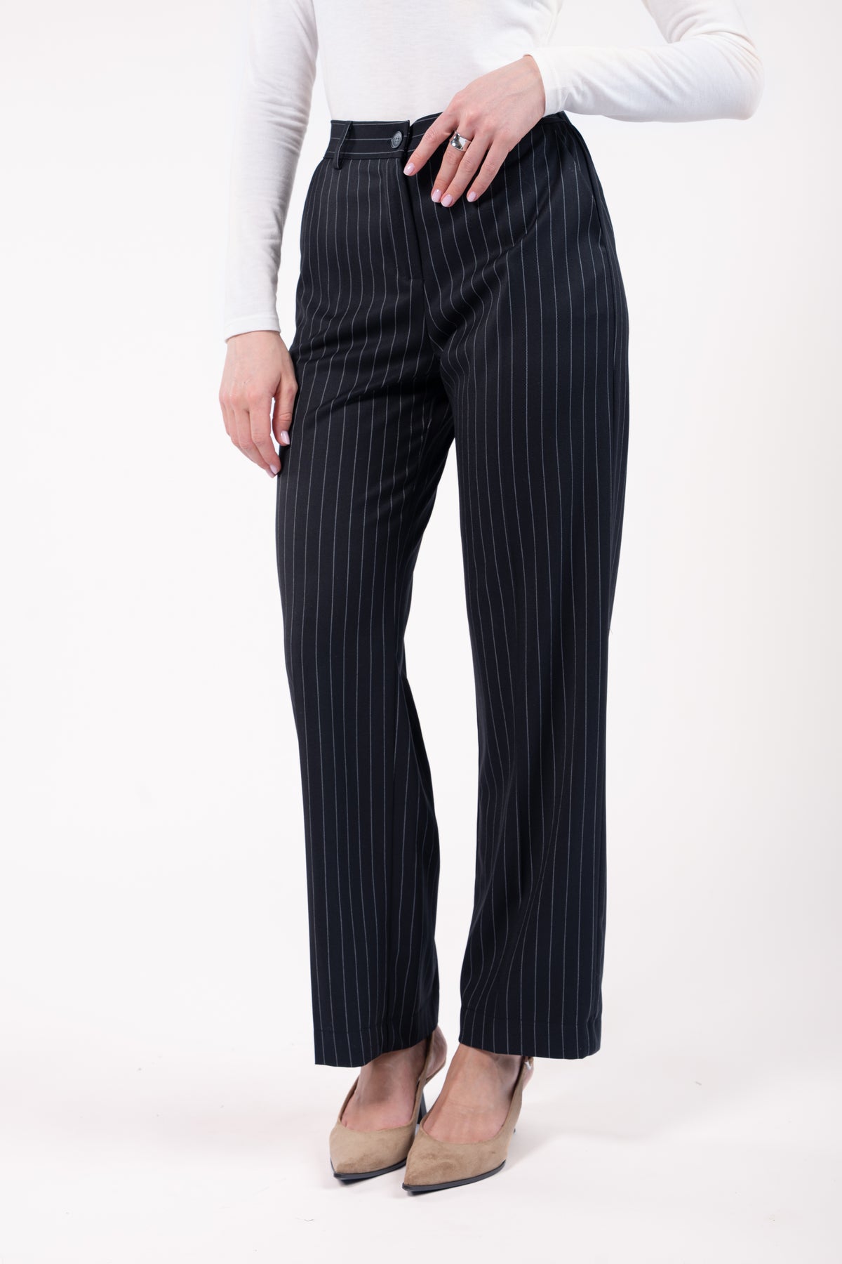 T-shirt craie et pantalon évasé long élastiqué dos noir avec escarpin 