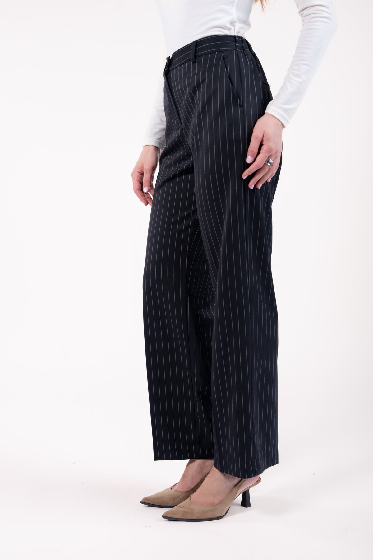 T-shirt craie et pantalon évasé long élastiqué dos noir avec escarpin    