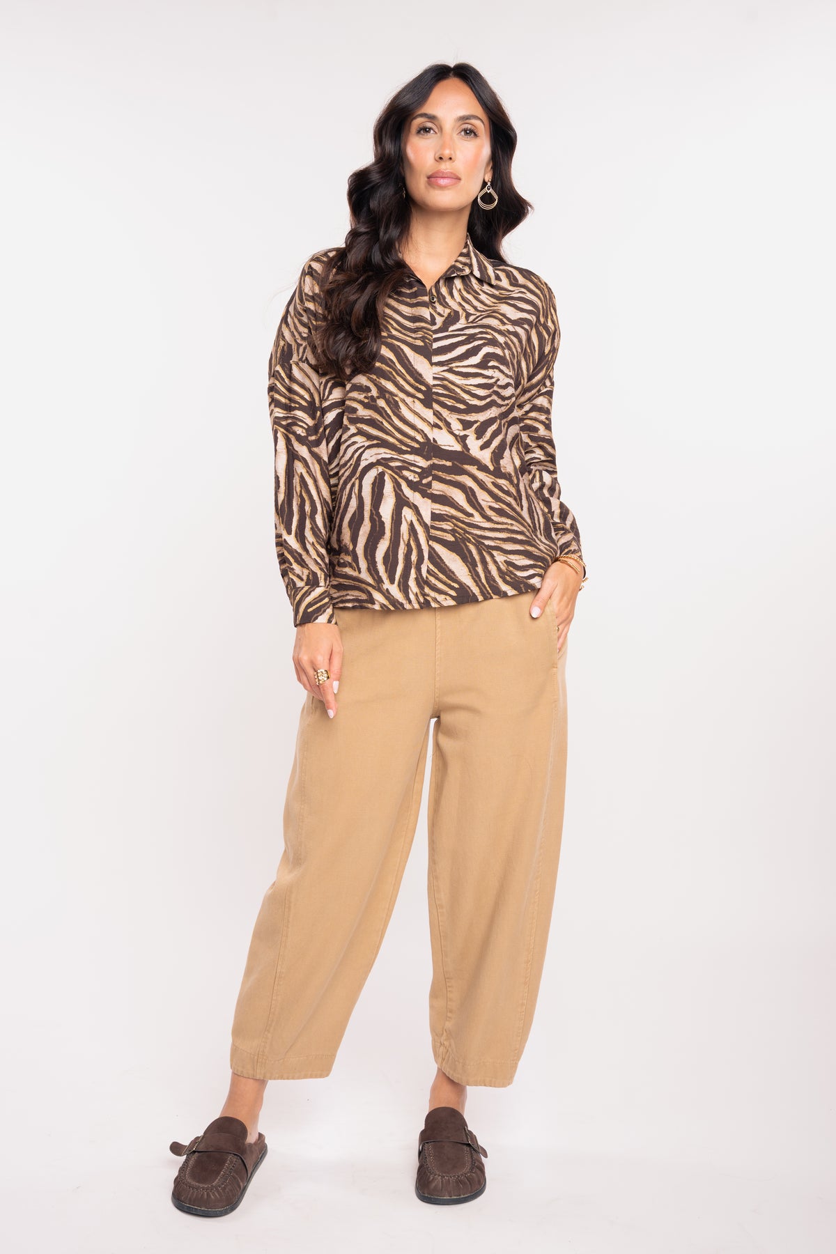 Chemise imprimée zèbre marron et pantalon barrel camel 