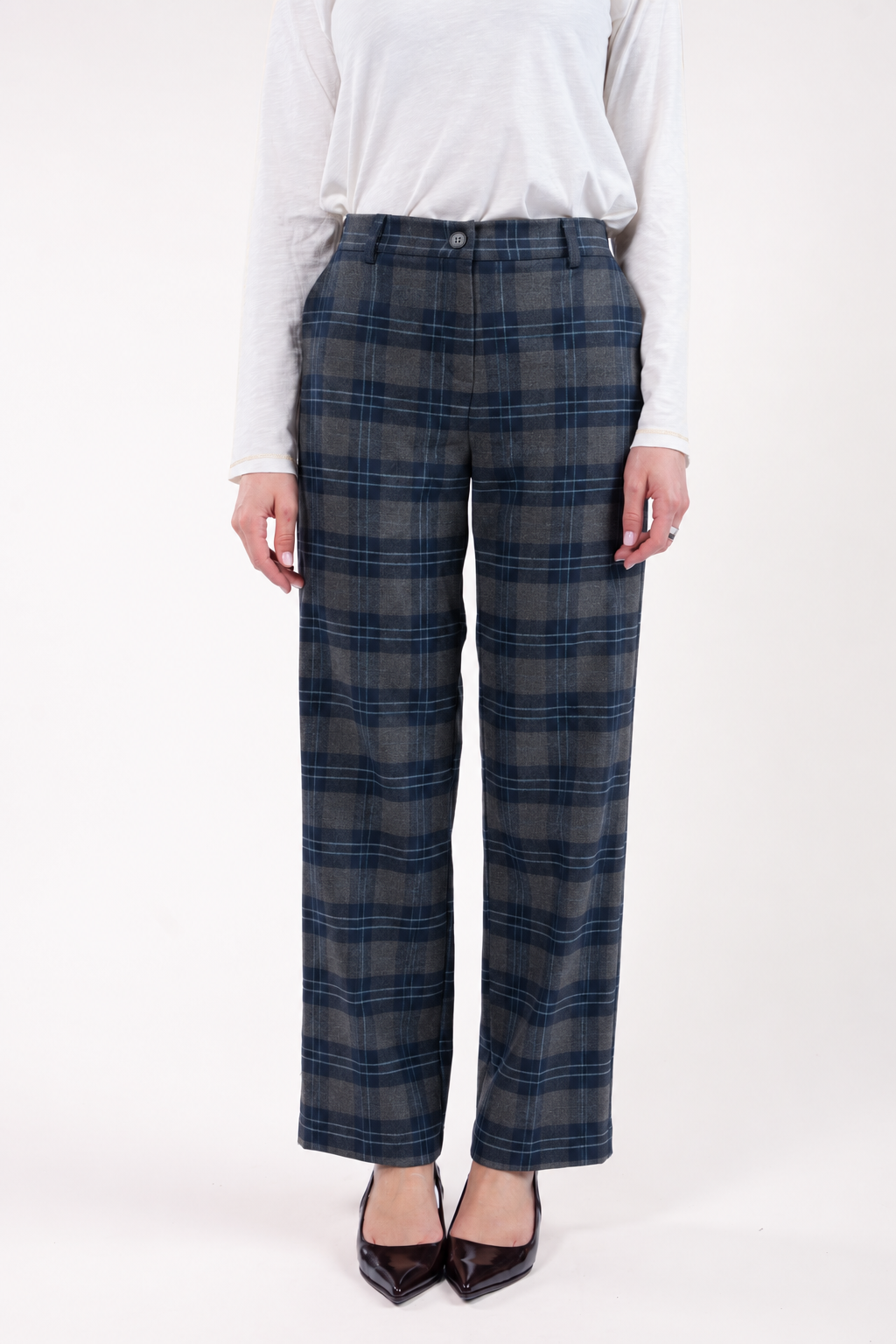 Pantalon à carreaux évasé long élastiqué dos gris marine et escarpin 