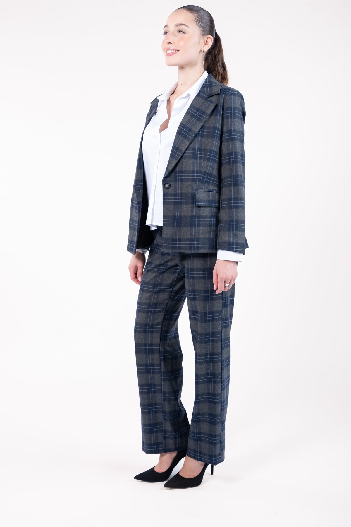 Ensemble à carreaux écossais avec blaser ample et pantalon long évasé long élastiqué dos gros marine avec chemise blanche et escarpin 