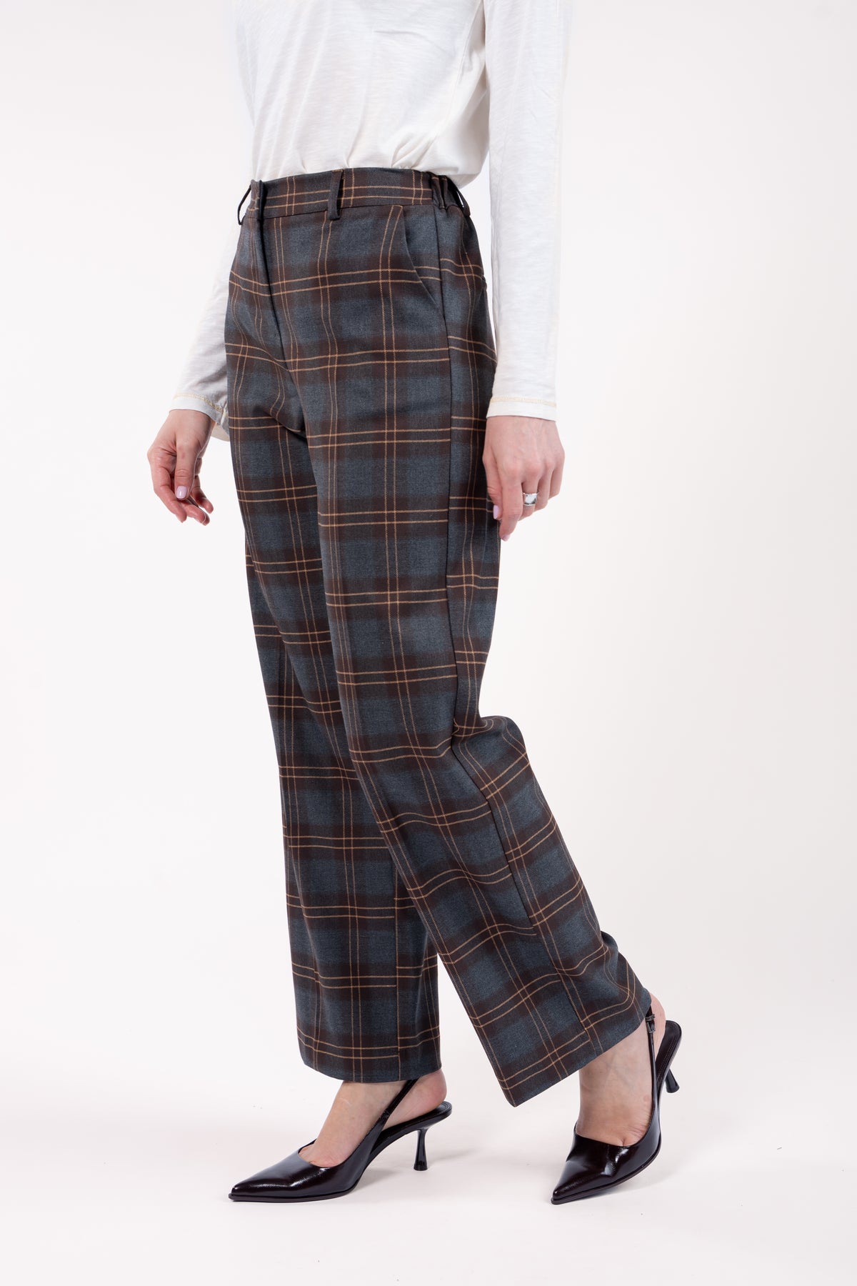 T-shirt naturel, pantalon à carreaux écossais femme gris marron et escarpin 