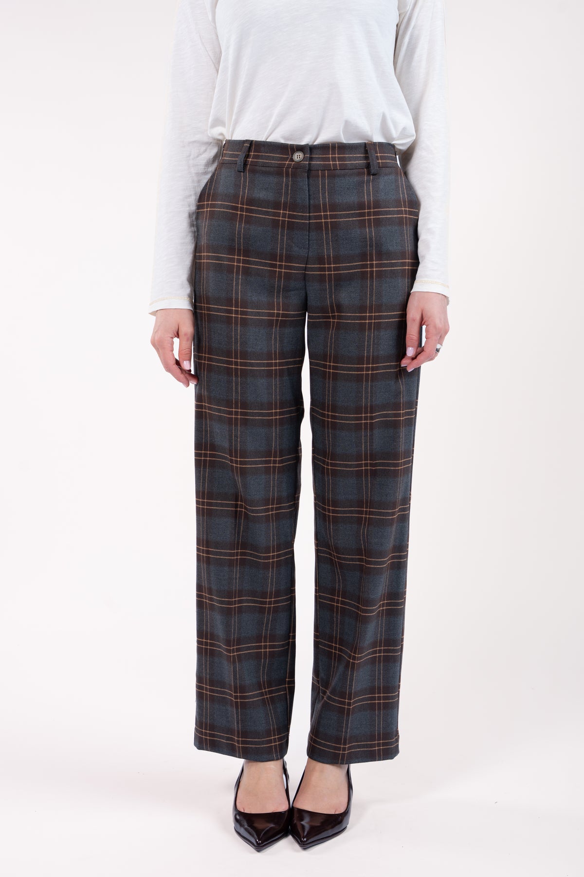 T-shirt naturel, pantalon à carreaux écossais femme gris marron et escarpin 