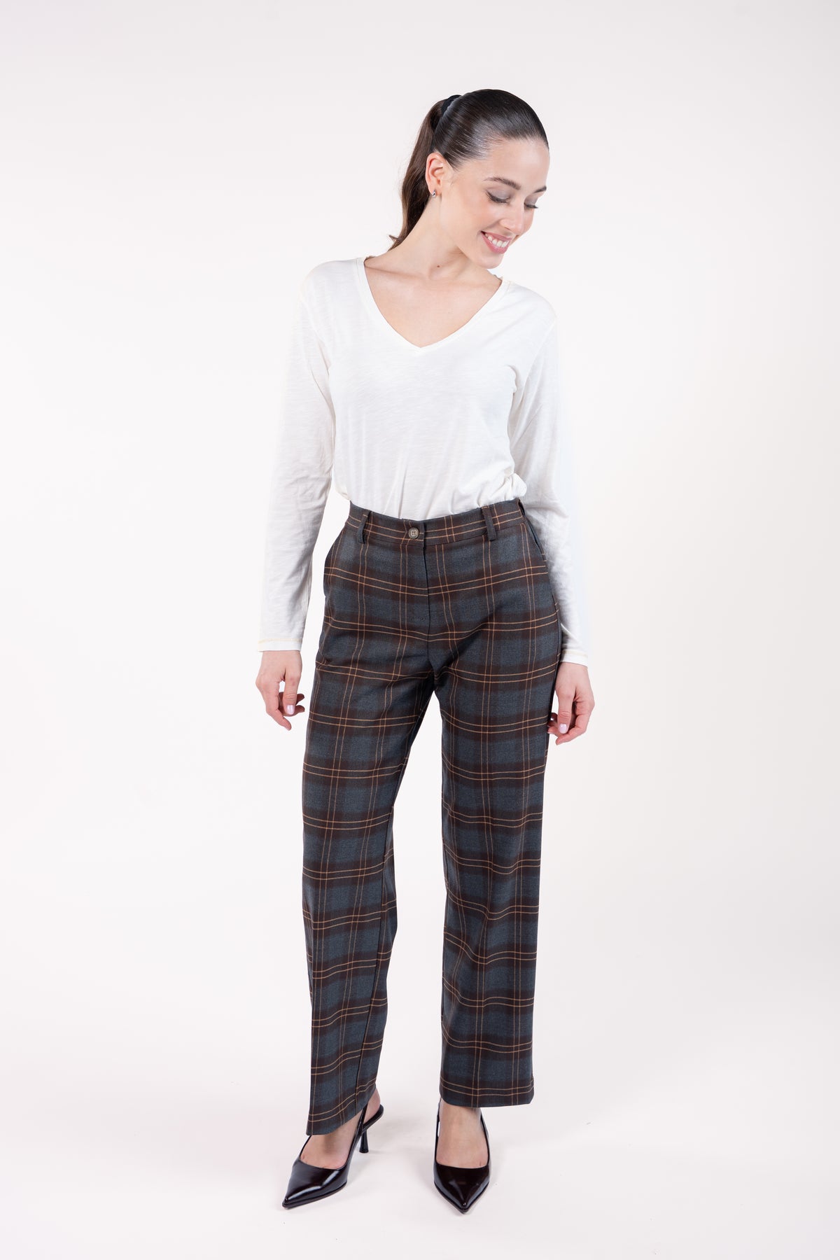 T-shirt naturel, pantalon carreaux écossais femme gris marron et escarpin 