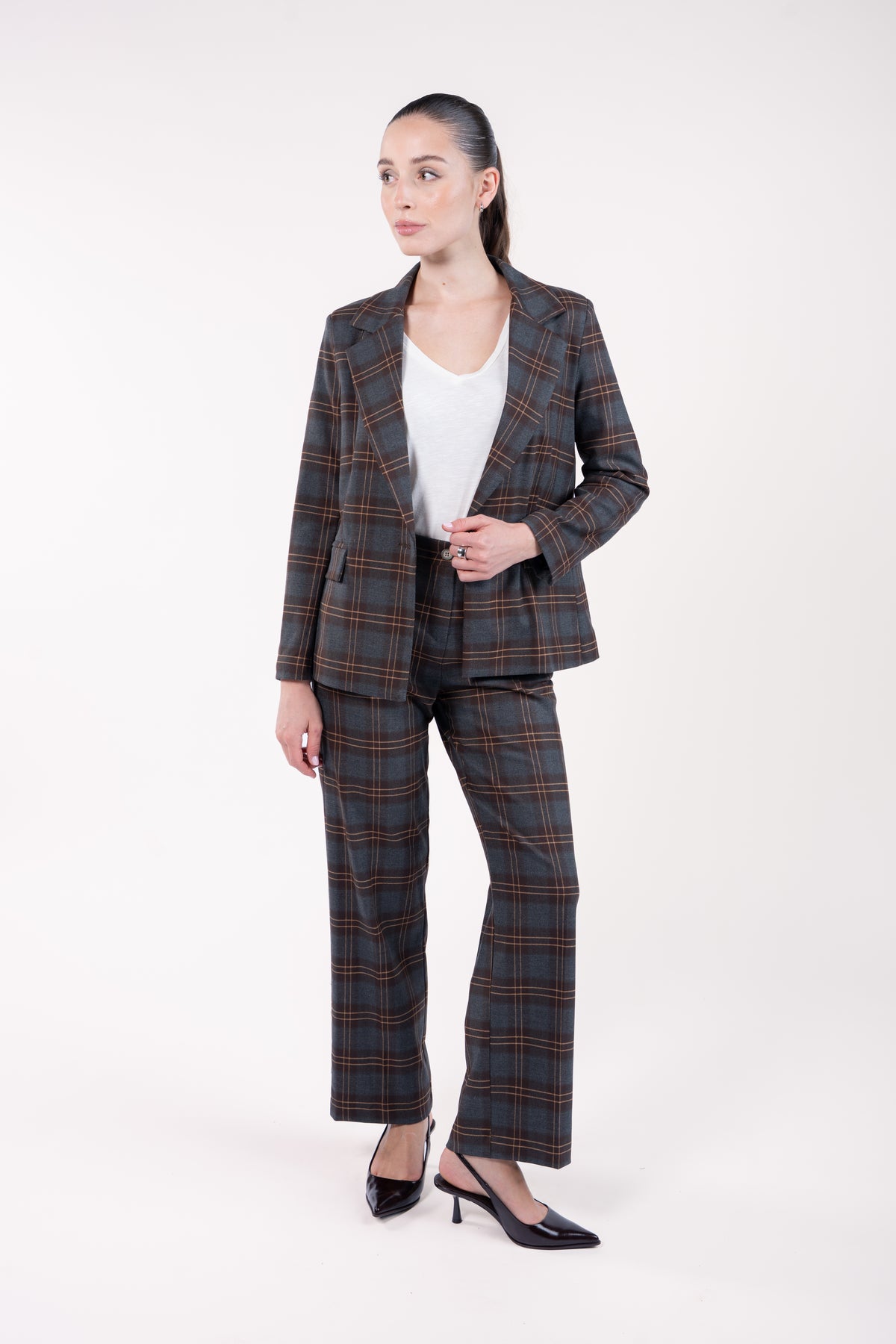 Ensemble à carreaux écossais gris marron avec blaser ample et pantalon évasé long élastique dos et escarpin 