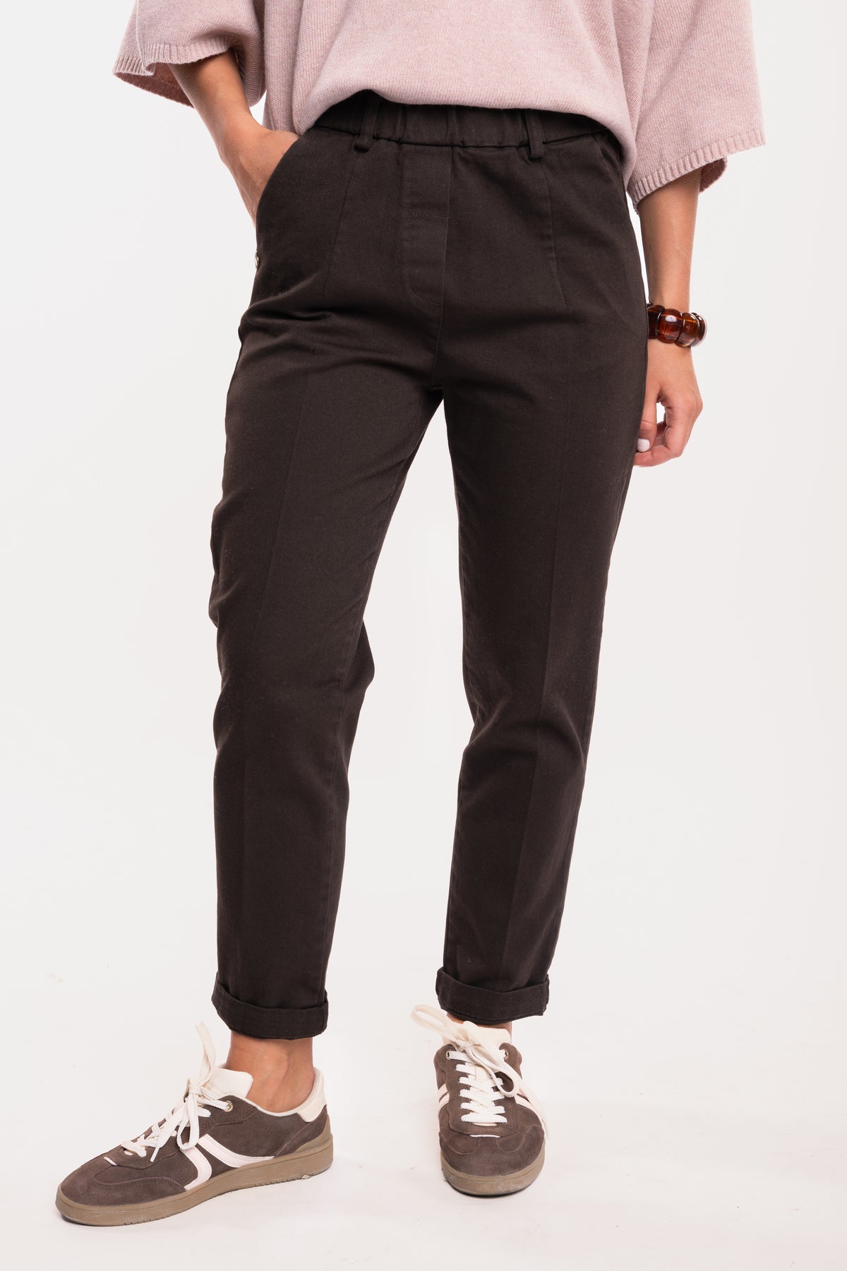 Pantalon chino marron et une paire de basket marron 