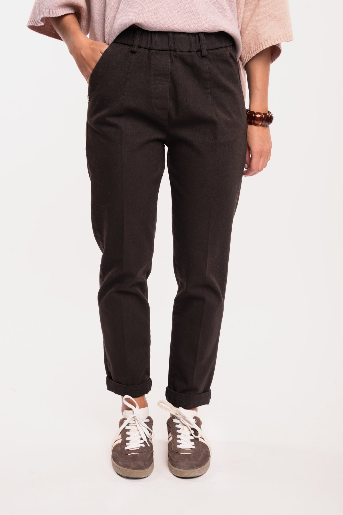 Pantalon chino marron et une paire de basket marron 