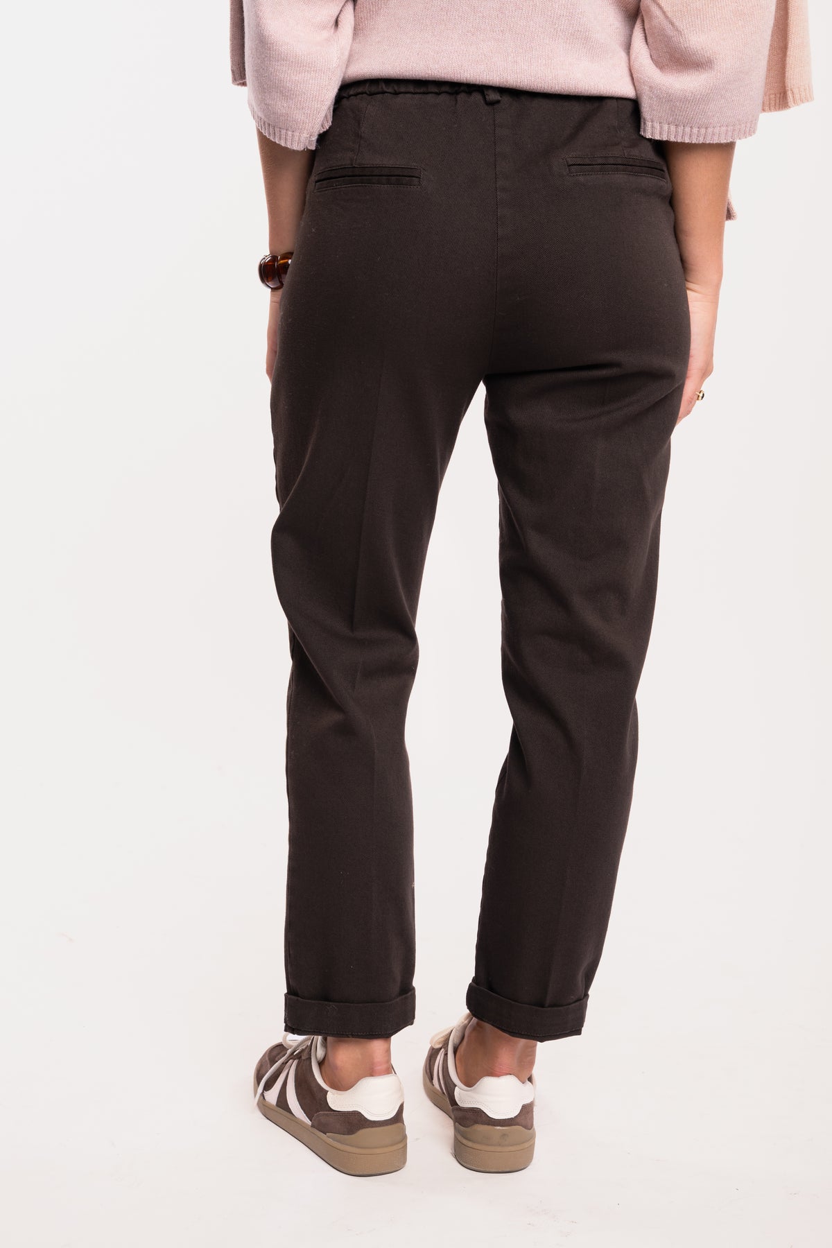 Pantalon chino marron et une paire de basket marron de dos