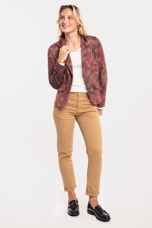 Blazer imprimé fleuris prune avec un T-shirt vol V écru, un pantalon chino camel et une paire de mocassins 