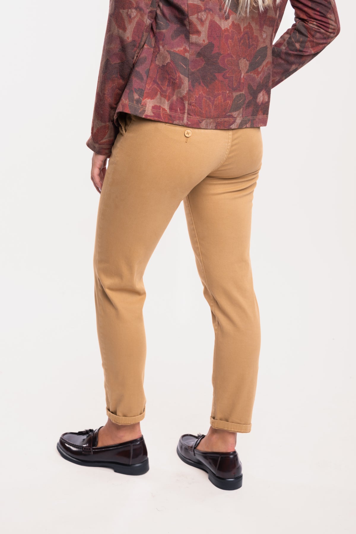 Blazer imprimé fleuris prune avec un pantalon chino camel et une paire de mocassins de dos