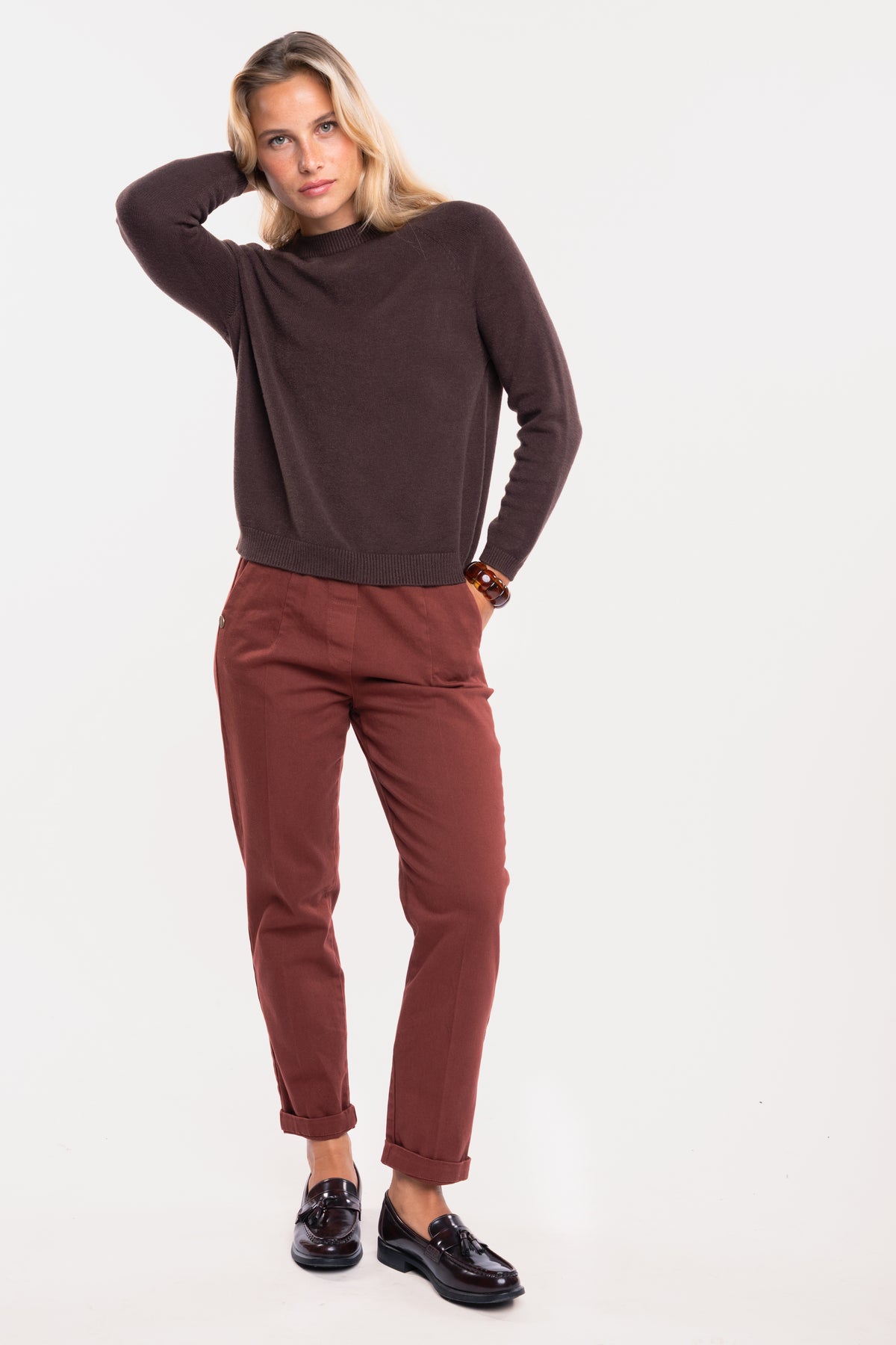 Pull ample marron avec pantalon chino acajou et paire de mocassins 