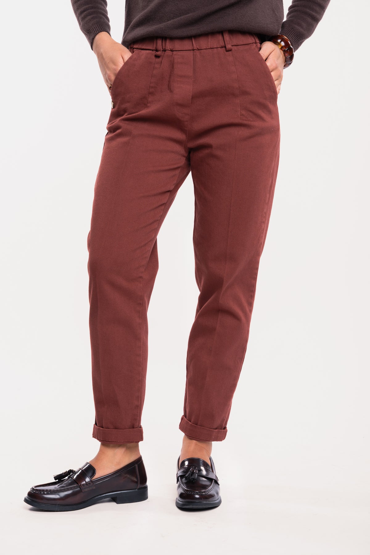 Pull ample marron avec pantalon chino acajou et paire de mocassins 
